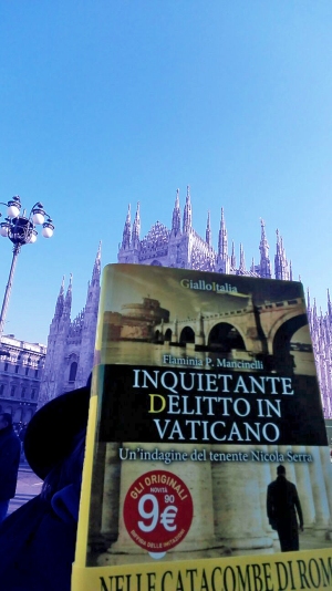 il libro davanti al Duomo di Milano